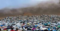 El impresionante baldío de ropa en el desierto de Atacama