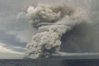 Tonga: la impresionante erupción de un volcán submarino que pone en alerta a Chile