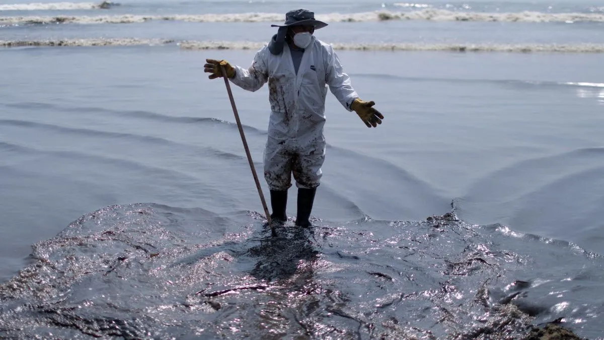 Desastre ambiental en Perú: enorme derrame de petróleo en el mar | AM550 - La Primera