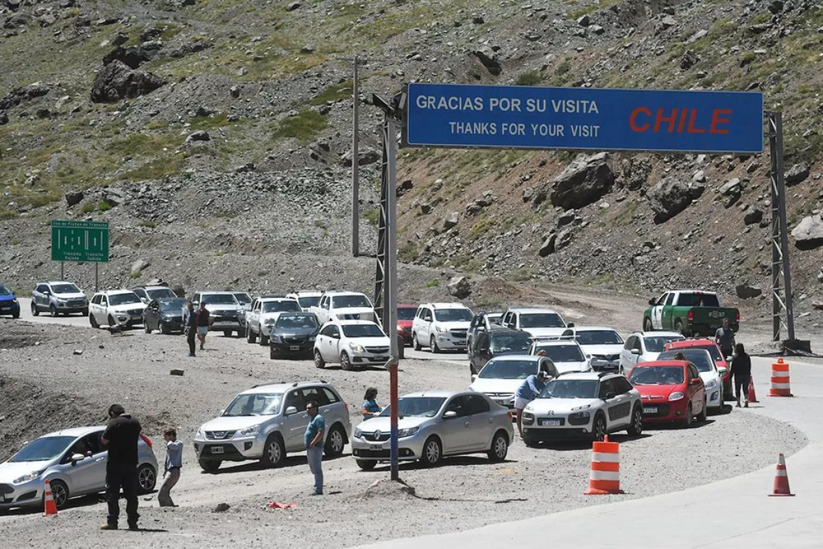 Pasos fronterizos colapsados: recomiendan informarse antes de cruzar a Chile | AM550 - La Primera